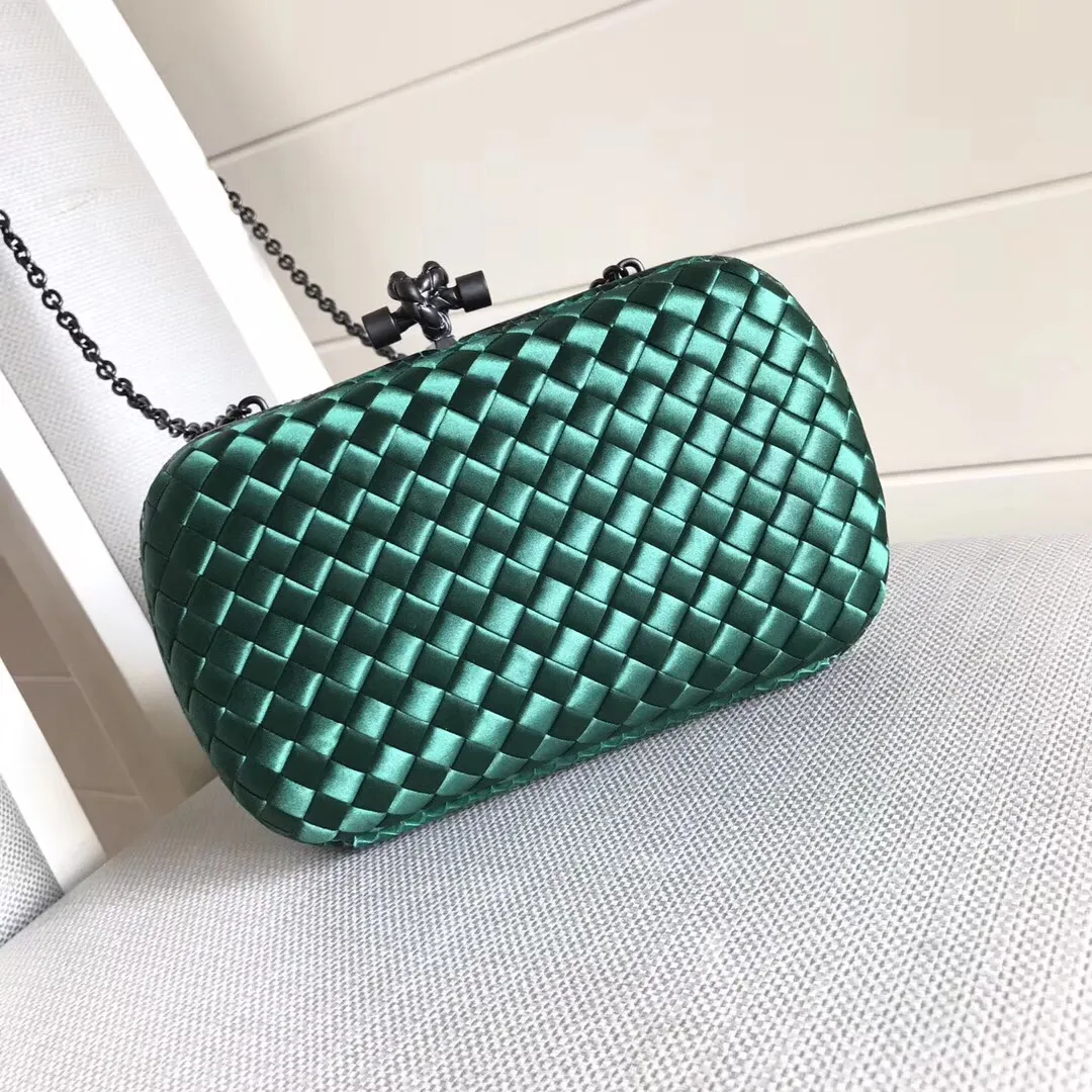 Model 8651 The popular Knot clutch ~ is made of exquisite Japanese silk fabric with freshwater snakeskin piping. It looks elegant when worn cross-body or in the hand. Petite girls can also handle it. It can hold 2 iPhone X phones. Size: 20cm*12cm M56530